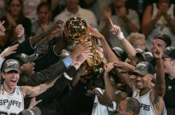 亚博体育-圣安东尼奥马刺发布备战花絮，集结日内部沟通，NBA总决赛任务艰巨，心理建设被强调的简单介绍-亚博体育