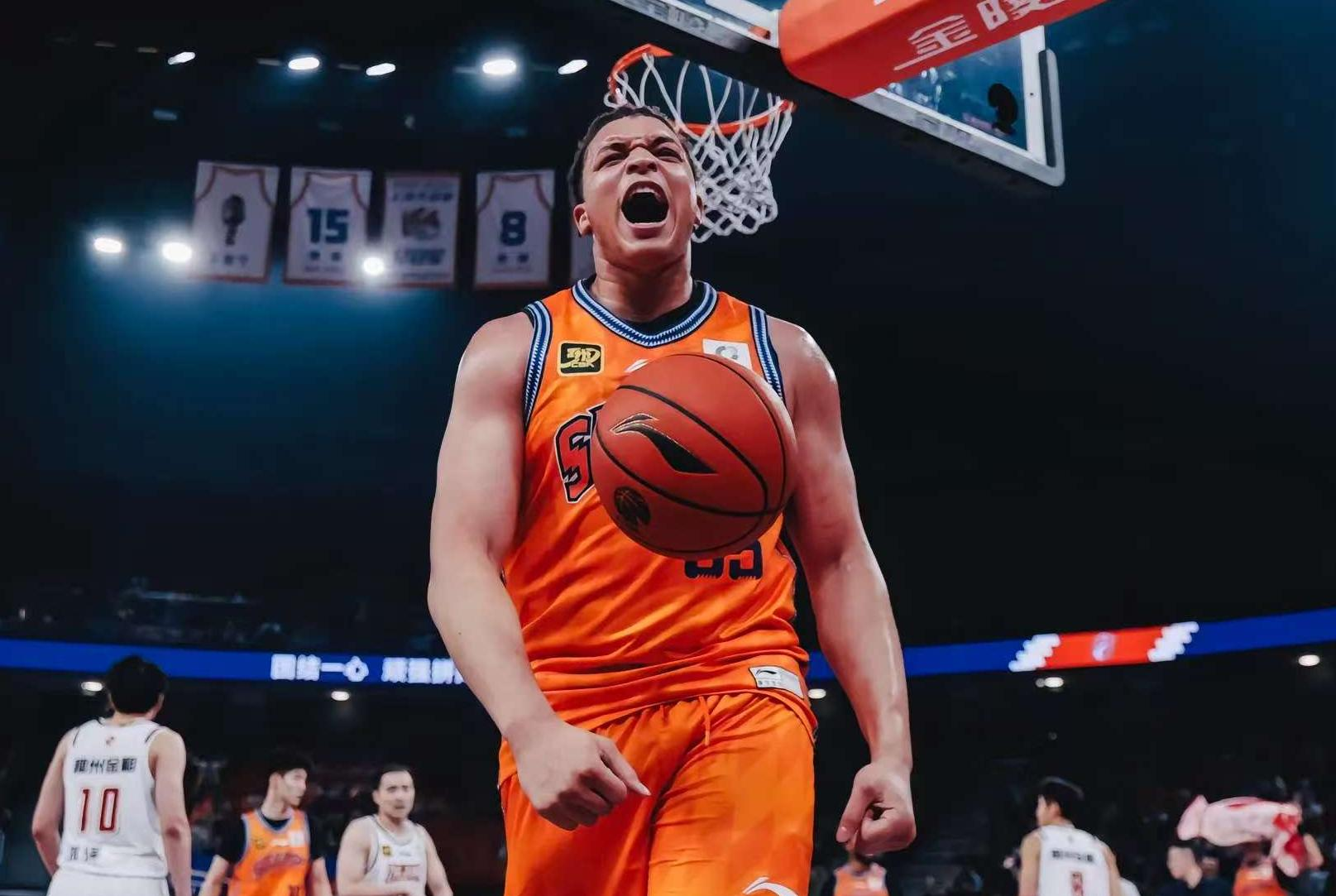 今夜纽卡斯尔调整名单以备CBA常规赛，更衣室发声环节打磨，目标明确，轮换策略成焦点