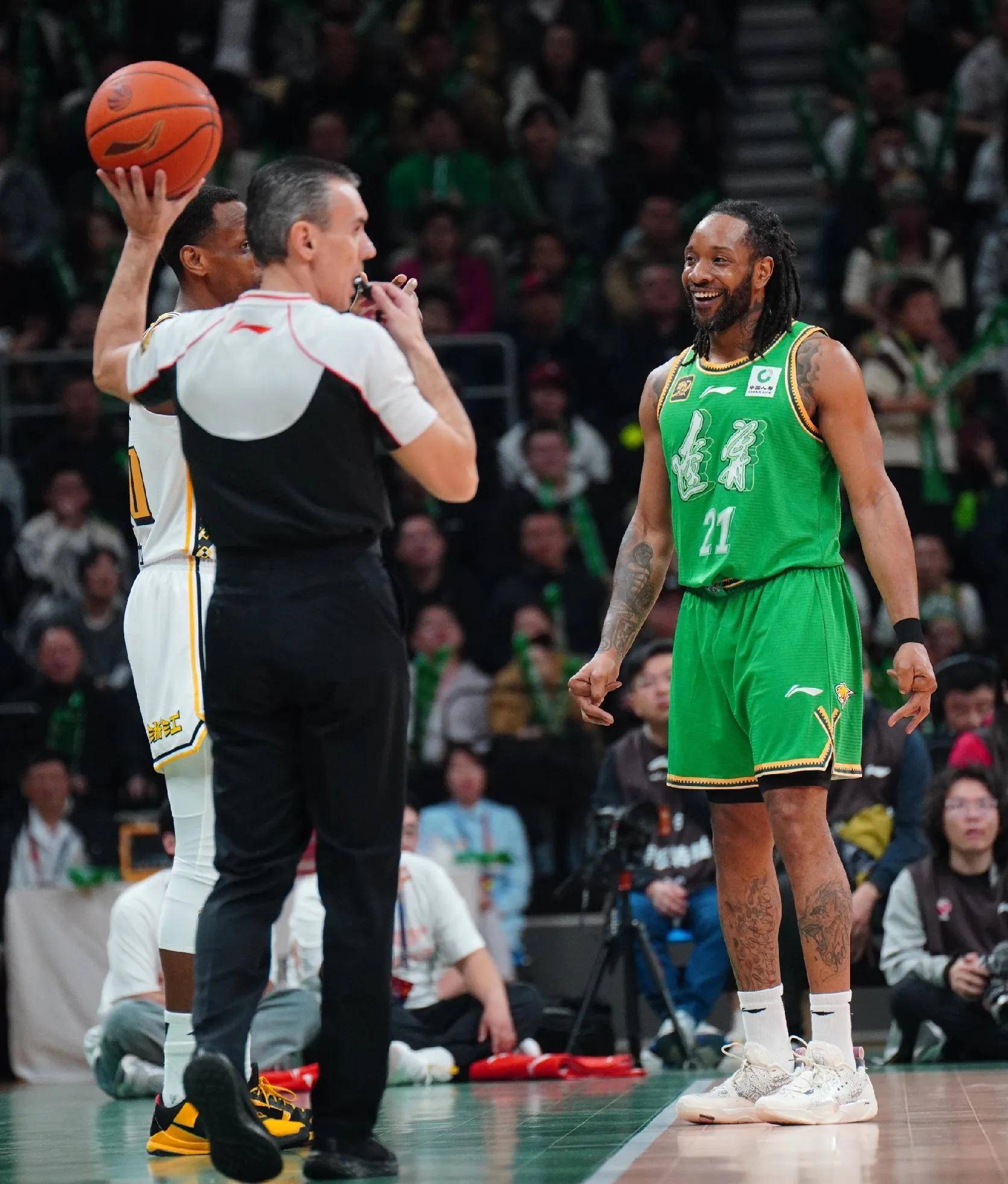 今夜纽卡斯尔调整名单以备CBA常规赛，更衣室发声环节打磨，目标明确，轮换策略成焦点